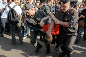 Putin karşıtı  gösteriye polis müdahale etti, 200 göz altı