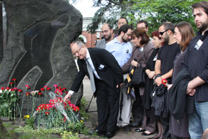 Nazım Hikmet Moskova'da mezarı başında anıldı