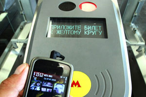 Moskova metrosunda bilet yerine cep telefonu kullanılabilecek