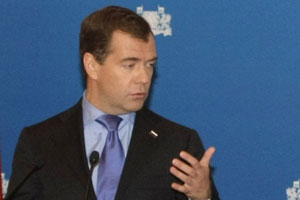 Medvedev bir kez daha uyardı:  İran nükleer gelişim programına devam ediyor