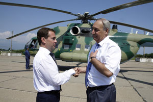 Medvedev'den savaşın yıl dönümünde Abhazya Rus üssüne ziyaret