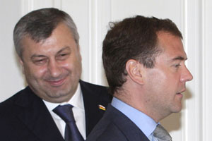 Medvedev, Güney Osetya liderine 1 milyar doları sordu