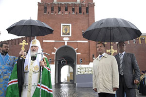 Kremlin duvarları  kutsal su ve ikonalarla koruma altına alındı