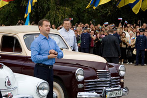 Medvedev ve Yanukoviç  otomobilleri ile yarış pistinde