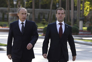 Medvedev'in danışmanı: Putin 2012'de dönmemeli