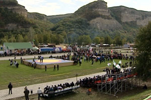 Kafkas Oyunları  şenliğinde pehlivanlar tek döktü