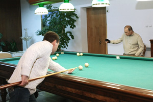 Putin ve Medvedev'den bilardo şov