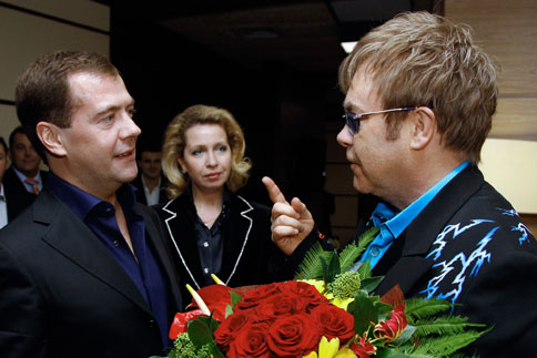 Medvedev, ünlü İngiliz şarkıcı  Elton John’un konserini izledi