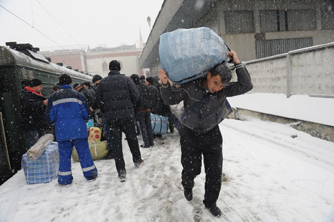 Kırgızlar Rusya yolunda; 8 ayda 400 bin kişi ekmek parası için göçmen oldu