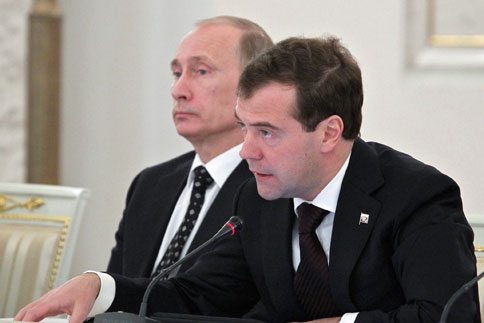 Medvedev ve Putin'den ortak çağrı; Etnik şiddet Rusya için ölümcül