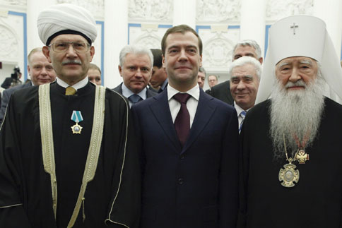 Medvedev yıl başında kahramanlara madalya dağıttı