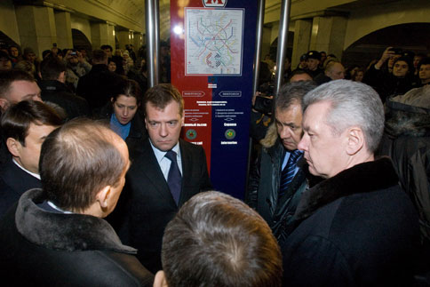 Medvedev metroya indi, güvenlik önlemlerini yerinde inceledi