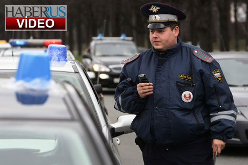 Rus polisinin torpilli araçlarla mücadelesi kamerada, işte ilginç görüntüler...