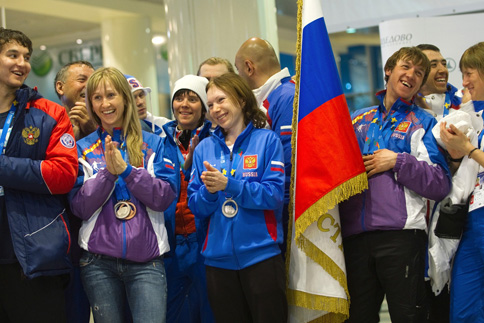 Erzurum Universiade şampiyonu Rus sporcular Moskova'da çiçeklerle karşılandı