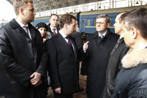 Medvedev tren garına baskın yaptı; polis göremeyince bastı fırçayı