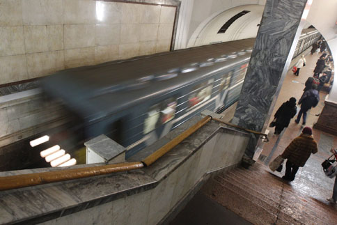 Metro'nun tavanında yolculuk yapmak isteyen iki genç öldü