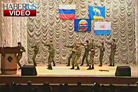 Asker kıyafetli lise öğrencileri kiremitleri kıramayınca sahnede rezil oldu