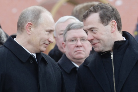 Medvedev ve Putin'den 'Vatan'ın Savunucuları' gününde birlik mesajı