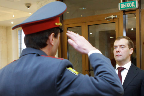 Medvedev, yedi polis generalin görevine son verdi