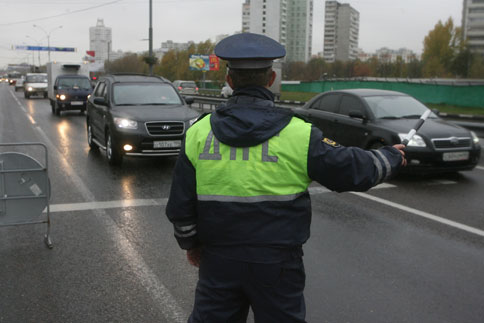 Alkollü  sürücü, Rus trafik polisini kaputunda 1,5 kilometre sürükledi