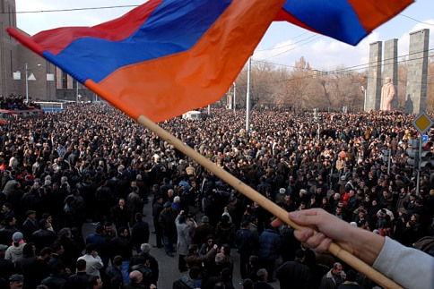 Ermenistan'da on binler sokakta; Sarkisyan'a iki hafta süre