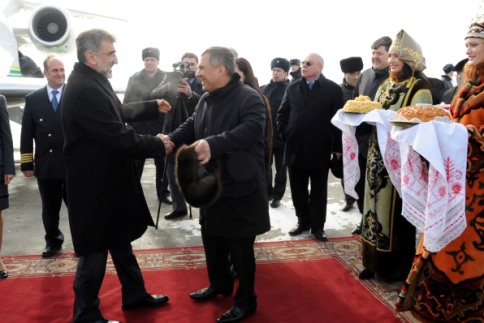 Bakan Yıldız'ı  Tataristan Cumhurbaşkanı ekmek ve tuzla karşıladı