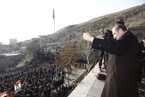 Ermenistan'da muhalefet özgürlük meydanını işgal etti