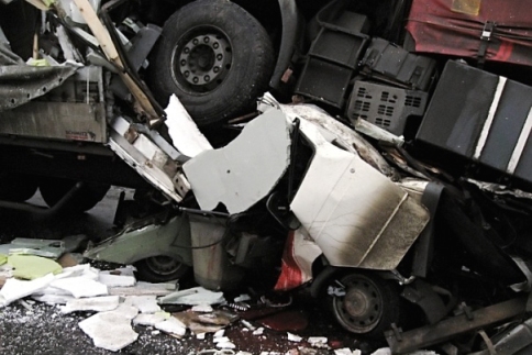 Tır bir otomobili ezdi, öndeki bir başka tıra çarptı; 1 ölü, 2 yaralı
