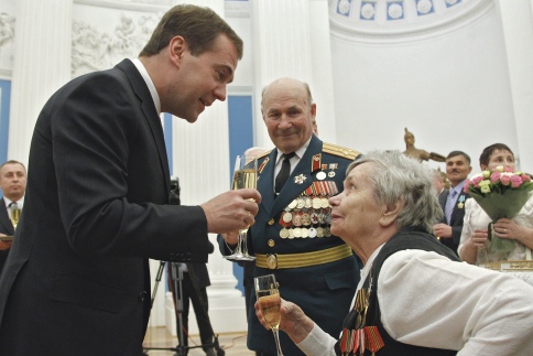 Medvedev unutulmuş madalyayı 69 yıl aradan sonra sahibine verdi