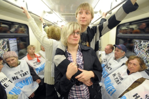 Babuşkalardan metroda sıradışı gösteri: ''Sorun mu var? O zaman çocuk doğur!''