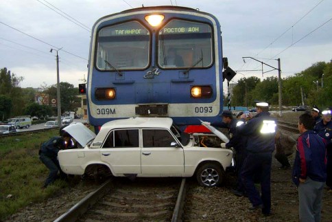 Rusya’da tren arabayı biçti: 2 ölü 