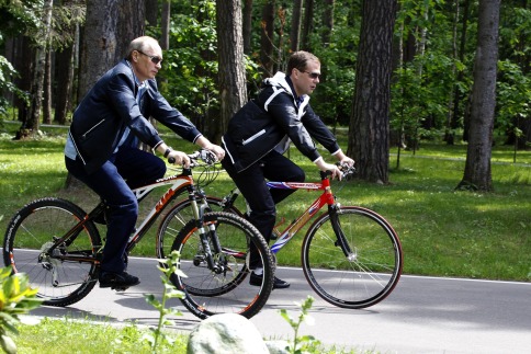 Putin ve Medvedev bisiklet sürdü, badminton oynadı