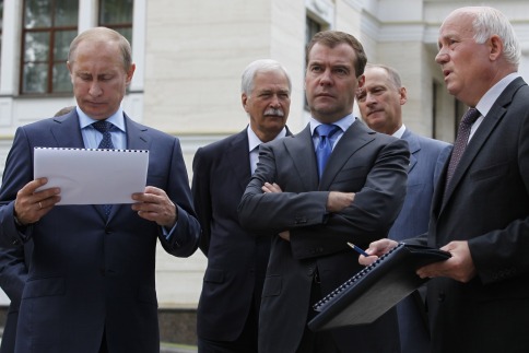 Putin ve Medvedev birlikte denetimde