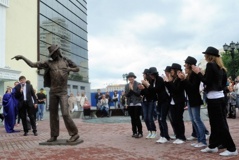 Rusya'da Michael Jackson anıtı açıldı