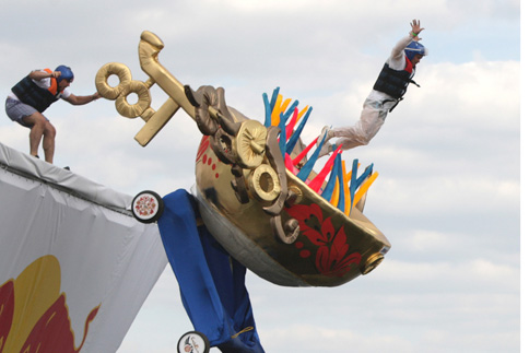 Red Bull Flugtag festivalinde Lenin ve Gagarin’i nehre fırlattılar