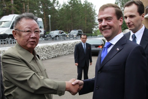 Medvedev’den Libyalı direnişçileri tanıma sinyali