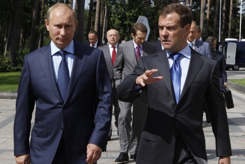 Putin ve Medvedev’in reytingleri seçim öncesi düştü