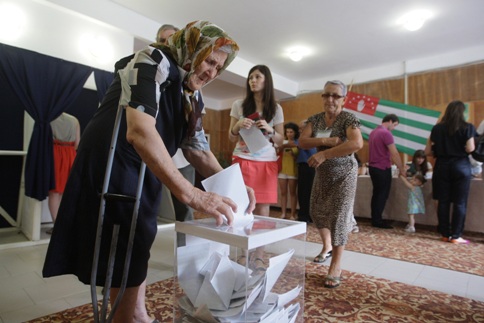 Abhazya yeni liderini seçmek için sandığa gitti