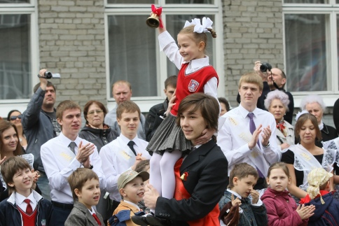 Medvedev iş adamlarından okullarda ders vermelerini istedi