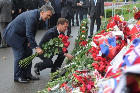 Gül ve Medvedev uçak kazasında yaşamını yitirenler anısına karanfil bıraktı