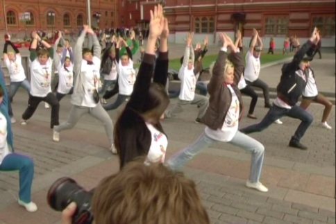 “Medvedev’in Kızları” fan grubu Rusya liderine destek için yoga yaptı