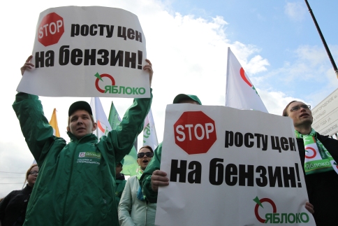 Rusya’da benzine yüzde 10’luk zam protesto edildi