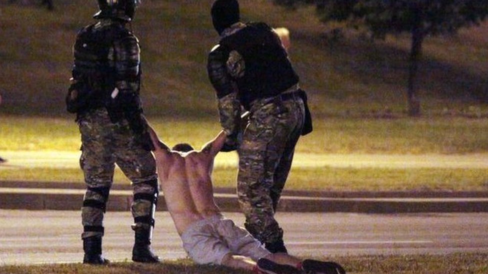 ‘Belarus polisi gözaltına alınan protestoculara yaygın işkence yapıyor’