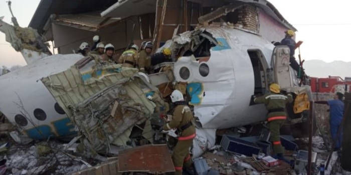 Kazakistan’da yolcu uçağı, yerleşim yerine düştü