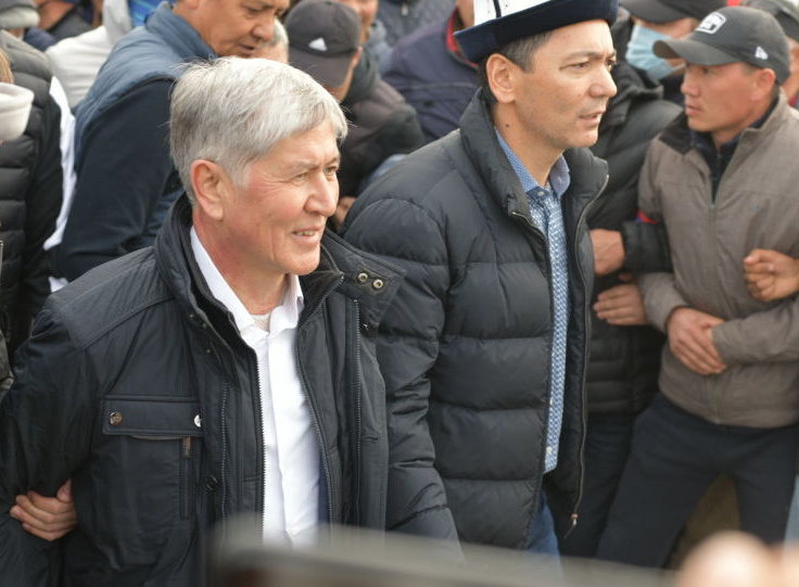 Kırgızistan'da hapisten kaçırılan eski cumhurbaşkanın aracı kurşunlandı