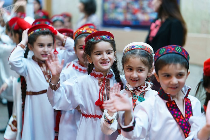 Tacikistan isimlerde Rusça son eklerin kullanımını yasakladı