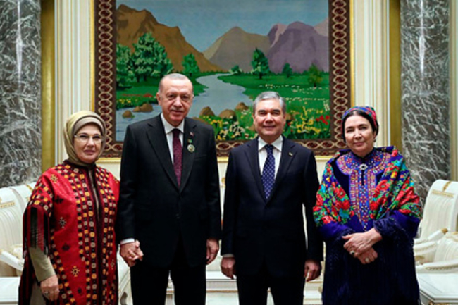Türkmenistan'da Devlet Başkanı'nın eşi ilk kez Erdoğan’ın ziyaretinde görüntülendi