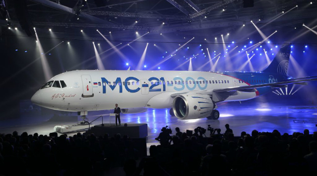 Rusya, yeni yolcu uçağını tanıttı