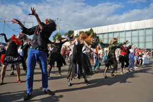 Yüzlerce Rus, Michael Jackson’ı dans ederek andı