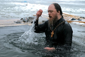 Moskovalılar buzlu suda Vaftiz Bayramını kutluyor